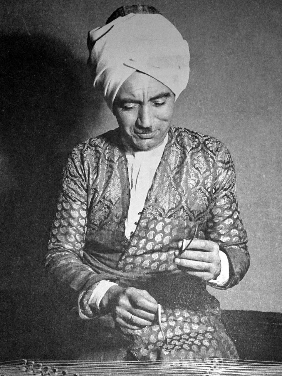 ابوالحسن خان صبا با لباس محلی