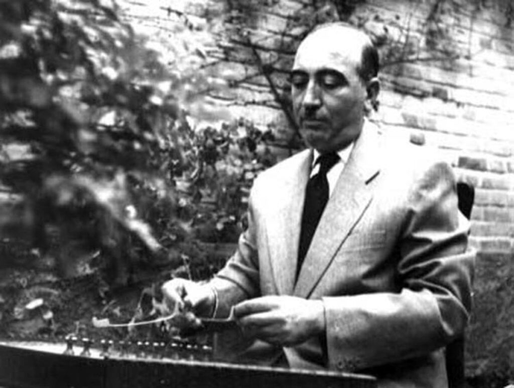 ابوالحسن خان صبا با لباس محلی