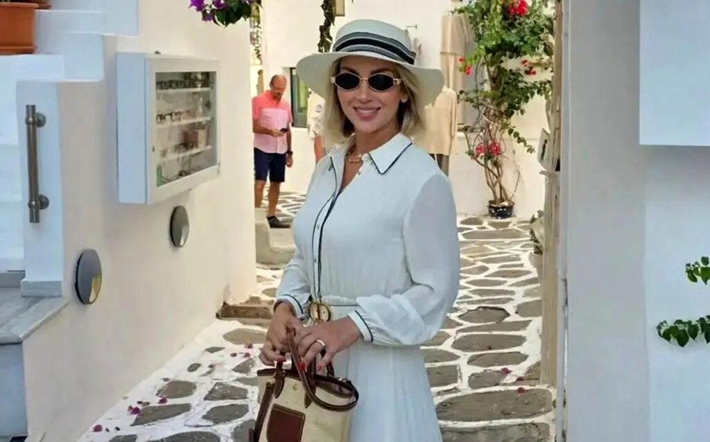 عکاسی تابستانی از مینا مختاری همسر بهرام رادان و پسرش جان در یونان