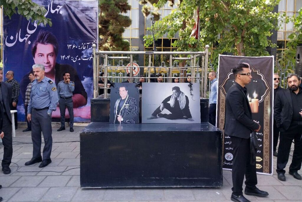 حال و هوای غمگین خانواده امید جهان در چهلمین مراسم این هنرمند/فیلم