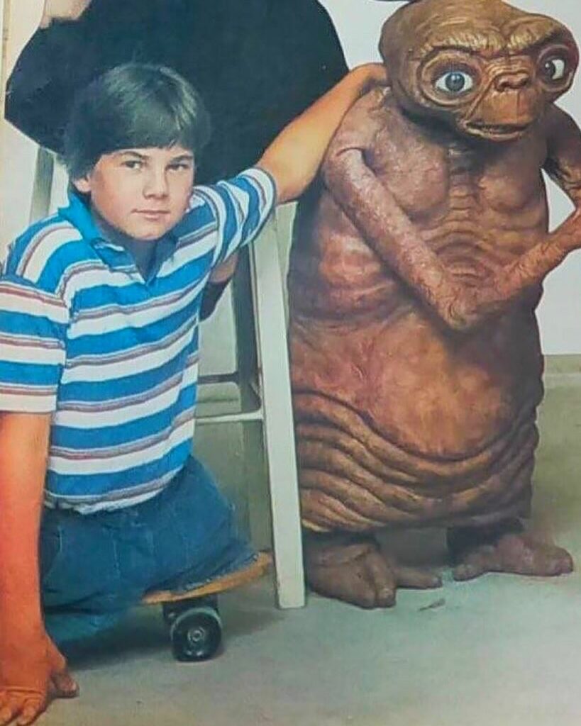 متیو دی. مریت جوان در کنار ای تی