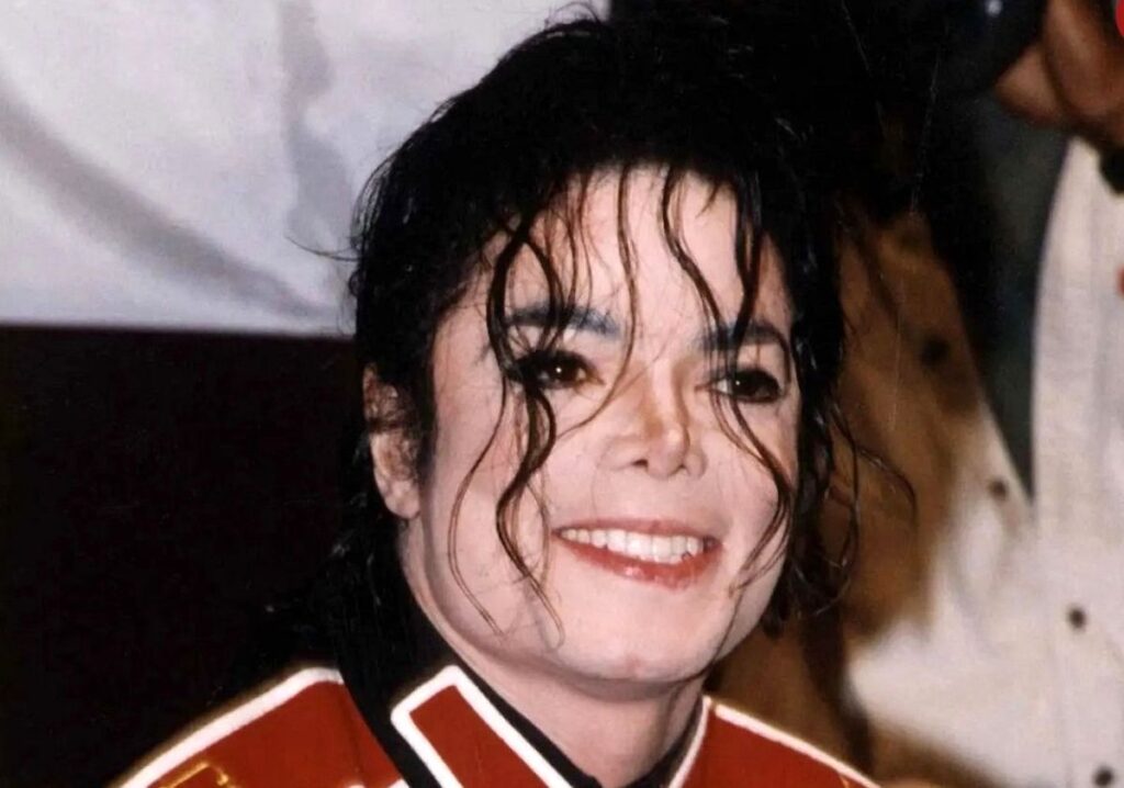 سفر در زمان؛ مایکل جکسون در خانه اش در لس آنجلس تلفنی صحبت می کند. سال 1351/ عکس