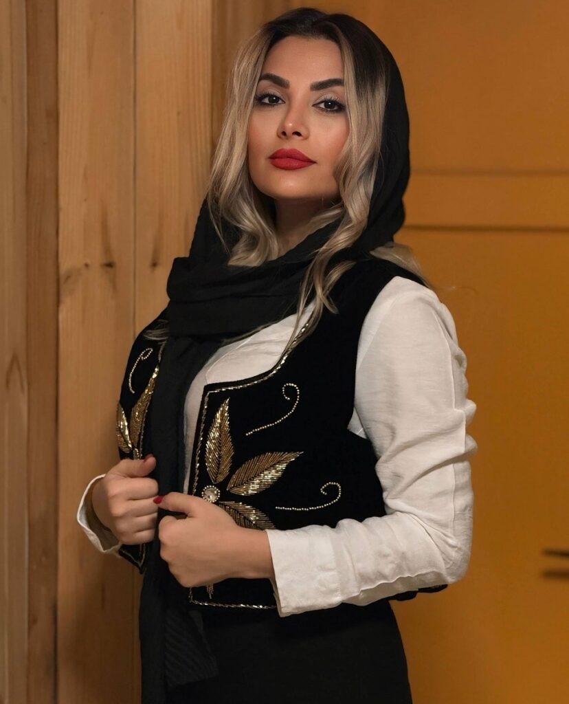 درخشش مونا فیض پور در فضای مجازی 1