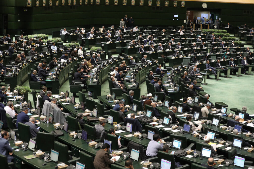 انتقاد نماینده مجلس از گرانی/ مواد غذایی 65 درصد، یک گرم طلا 144 درصد