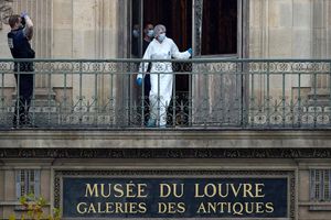 کارآگاهان می‌گویند سرقت از لوور کار خودشان است!