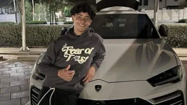 عکس هدیه فوق لوکس رونالدو به پسرش/ ژست کریس جونیور با لامبورگینی ۲۶۵ هزار یورویی