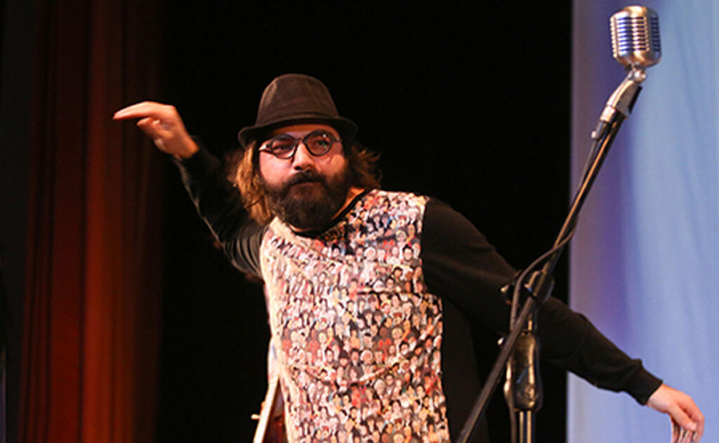 اشتباه گرفتن بهزاد عمرانی خواننده گروه بمرانی با پیک!/فیلم