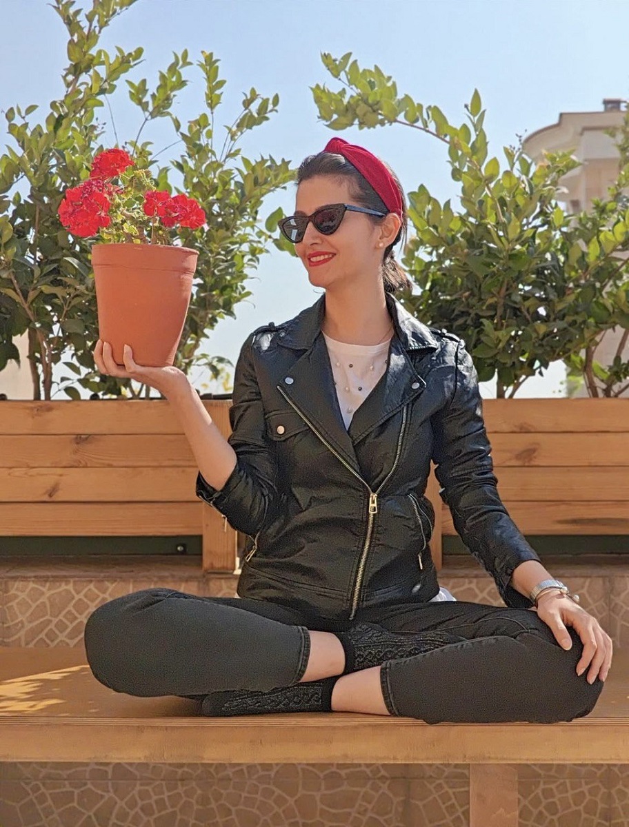 یوگا پردیس احمدیه با ژاکت چرمی 1