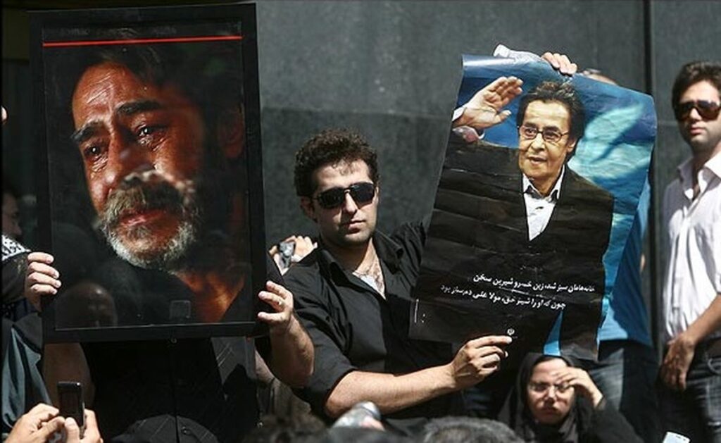 سفر در زمان؛ مراسم تشییع پیکر خسرو شکیبایی/فیلم