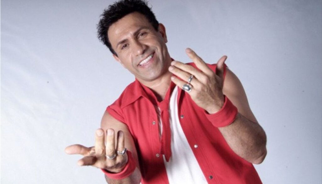 سفر در زمان: رقص محمد خردادیان روی صحنه در نوجوانی