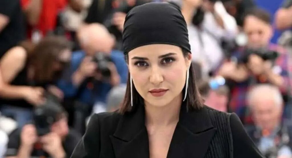 گریم دیدنی پریناز ایزدیار در تئاتر موزیکال بناوایان