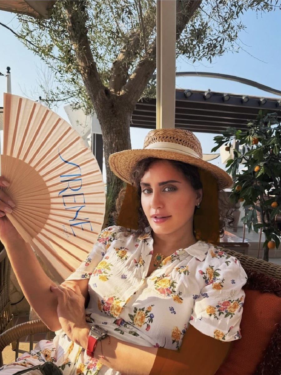 الناز شاکردوست با کلاه حصیری در سواحل ۲