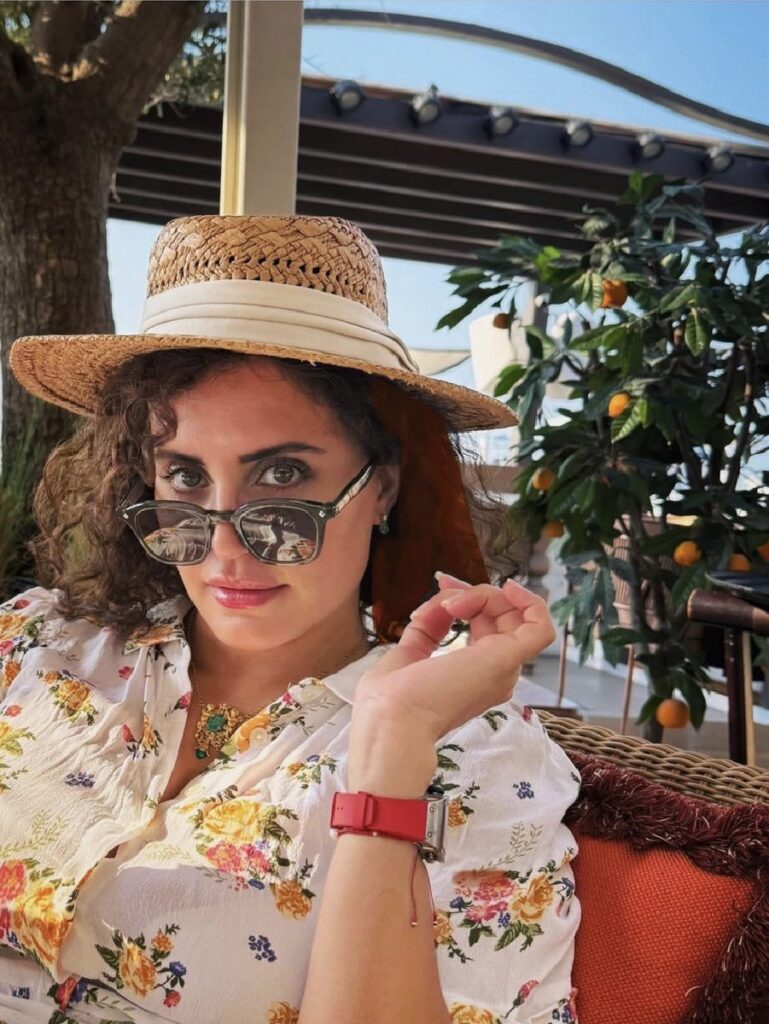 الناز شاکردوست با کلاه حصیری در سواحل ۱