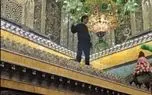 ببینید؛ یک زائر در اقدامی عجیب از ضریح حرم امام رضا(ع) بالا رفت