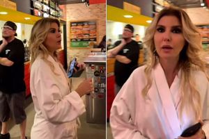 خواننده مشهور ترکیه با حوله حمام در رستوران!