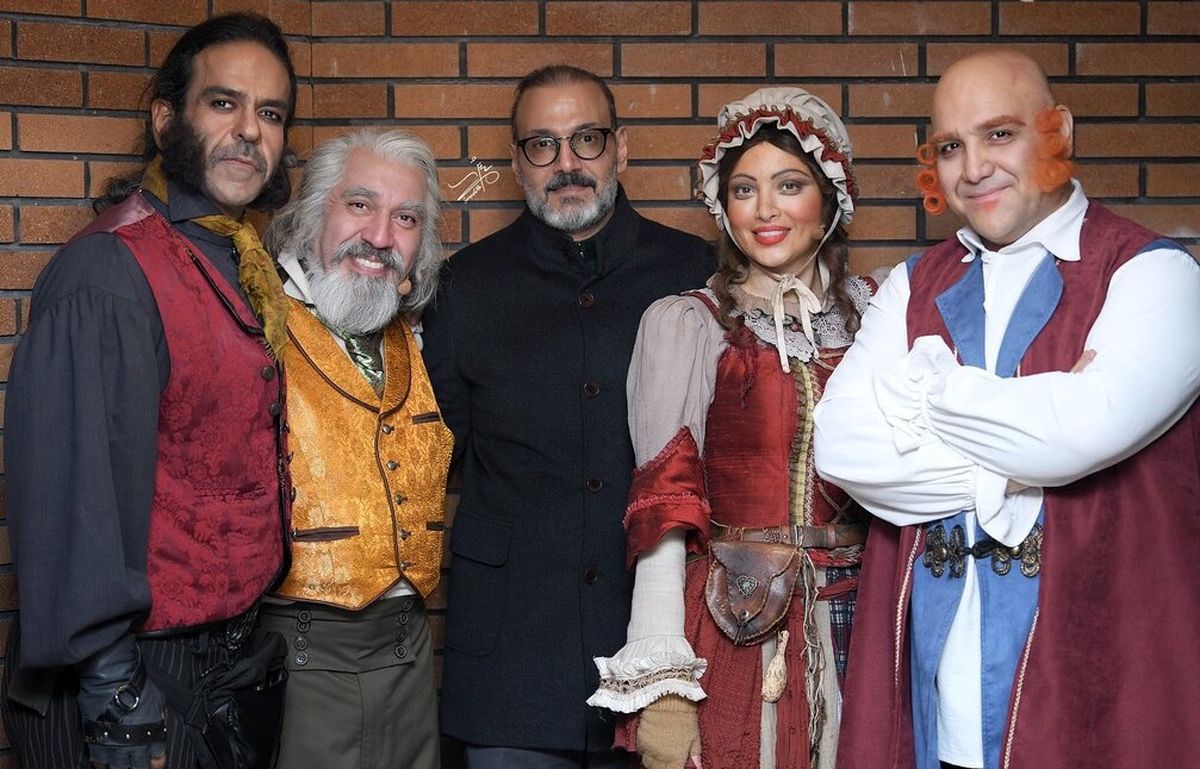 علیرضا قربانی در کنار بازیگران الیور توئیست/فیلم