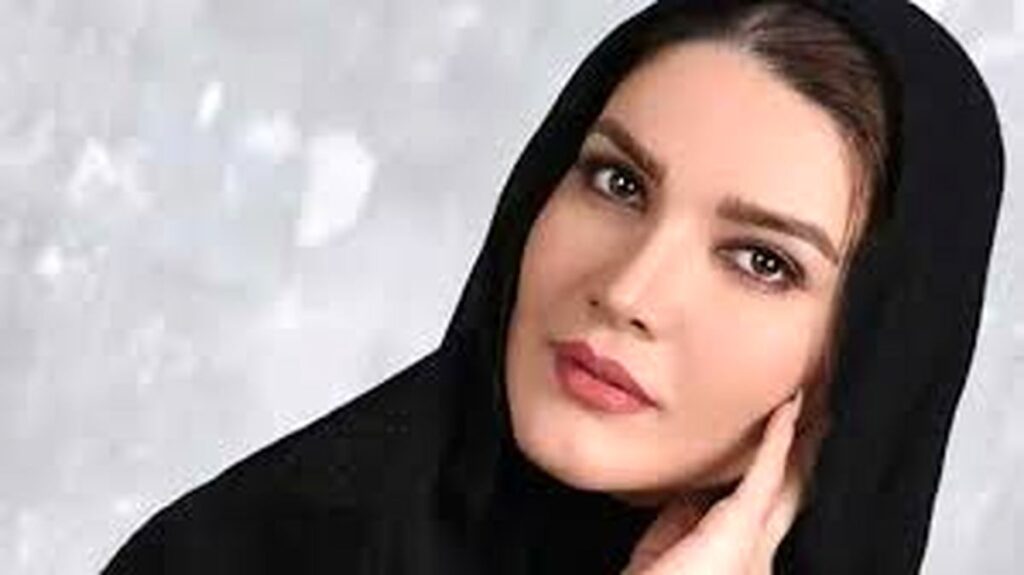 متین توده در محاصره محافظانش در مراسمی/فیلم