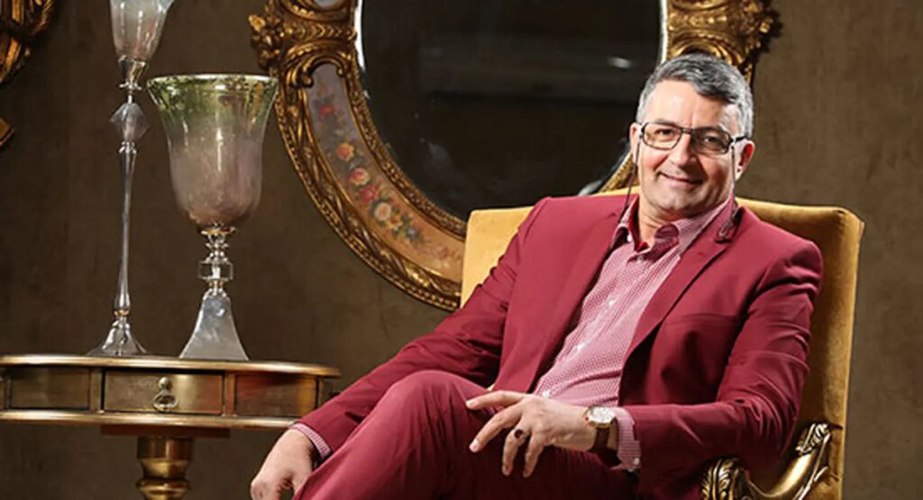 عزاداری درگذشت مادر و تلاش برای لبخند زدن مردم/فیلم