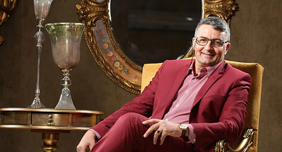 عزاداری درگذشت مادر و تلاش برای لبخند زدن مردم/فیلم