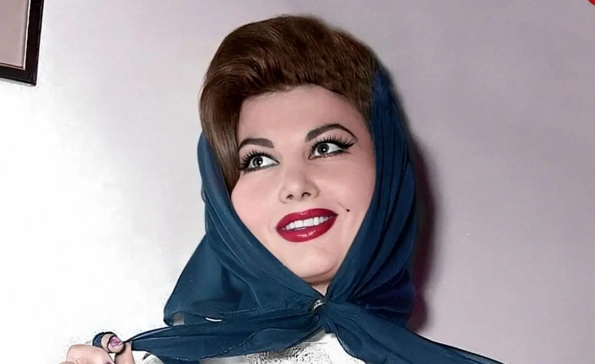 در گذر زمان؛ ایرن با گروهی از هنرمندان