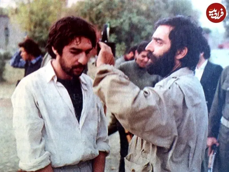 عکس/ مسعود کیمیایی در حال آرایش موی محمد صالح علا; 40 سال پیش