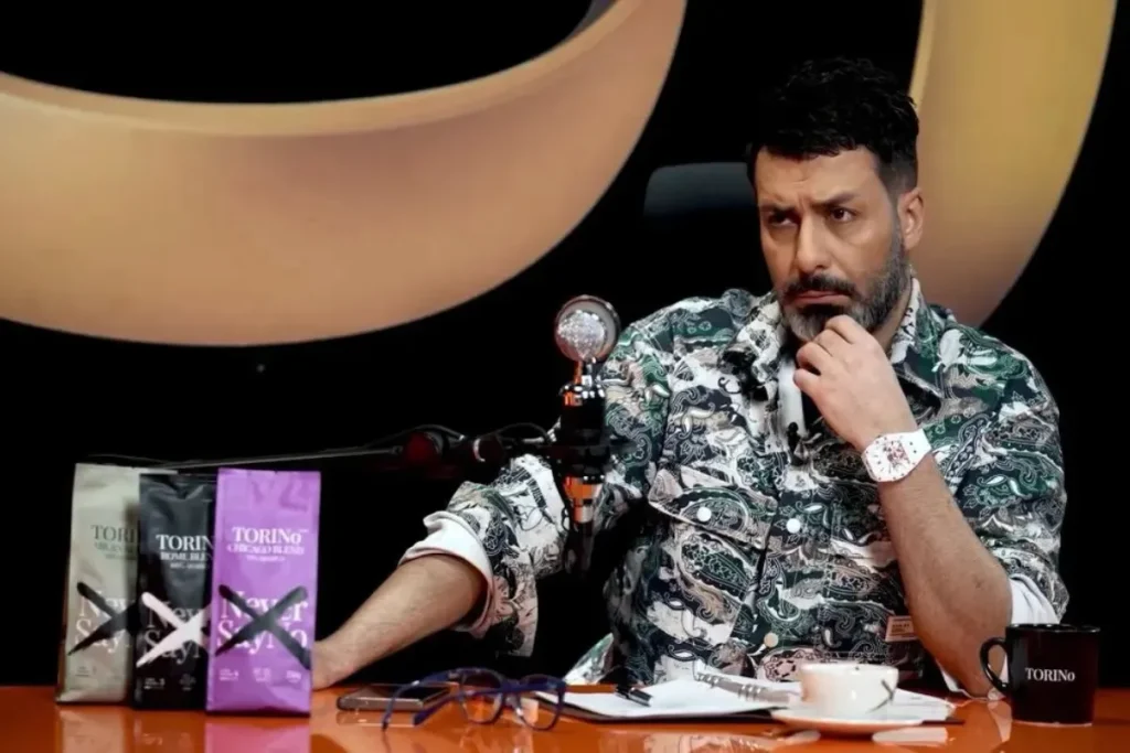 مجید واشقانی در حال شنیدن مهمان برنامه