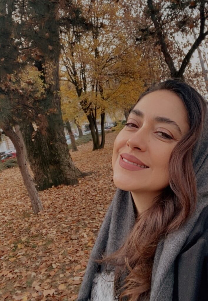 بهار کیان افشار بین برگ های پاییزی 1