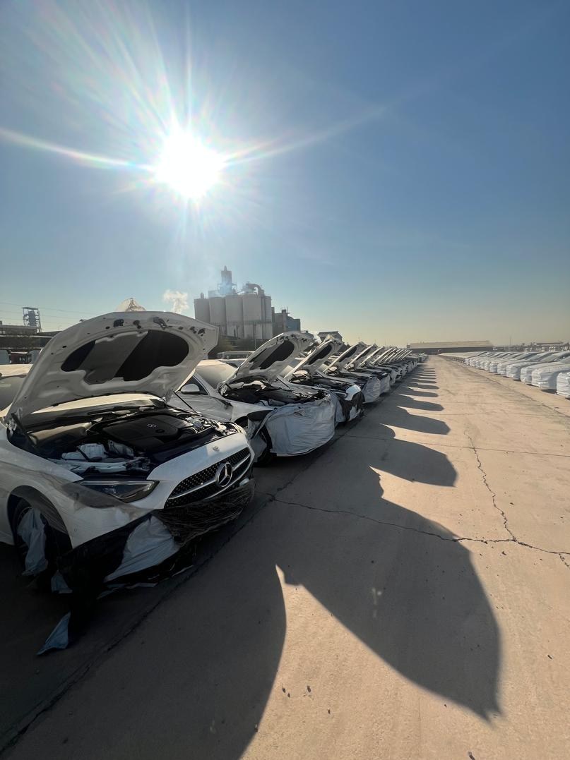 محموله بنز ایران خودرو وارد گمرک شد