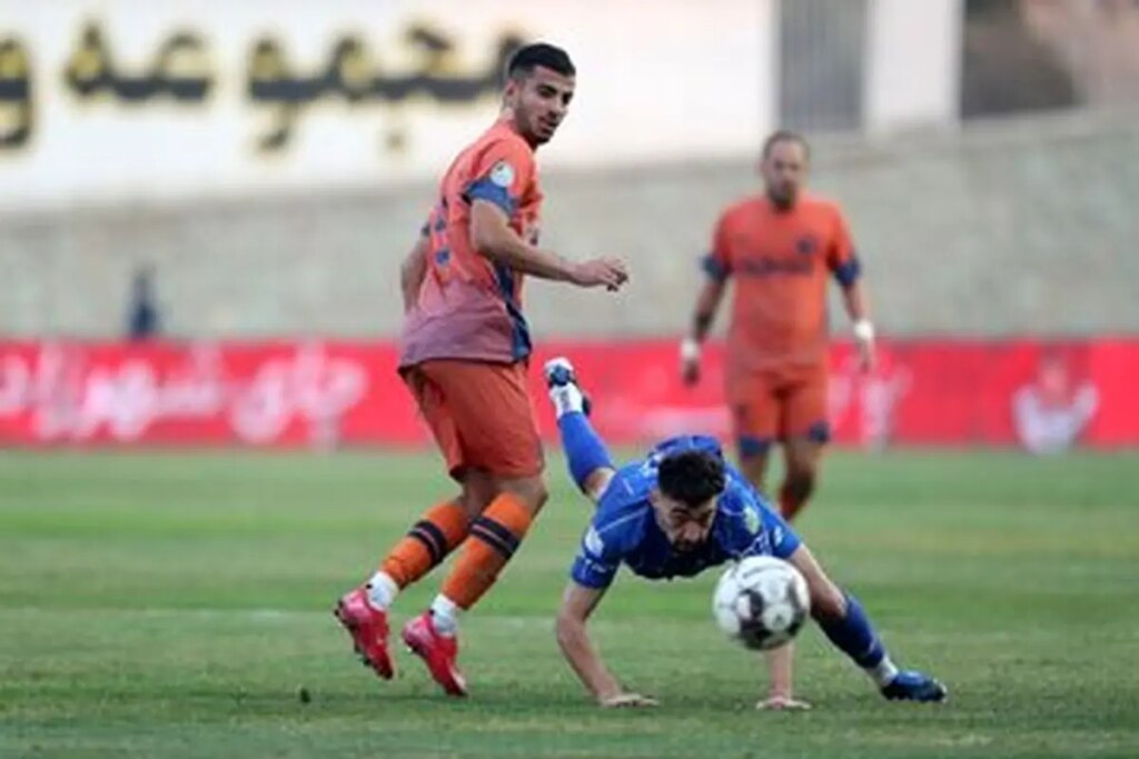 پوستر کنایه آمیز علیه استقلال; نشان آبی روی سینه داور/عکس