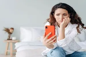 پدیده‌ «خستگی خبری»؛ چرا مغز ما اخبار مثبت را نمی‌بیند؟