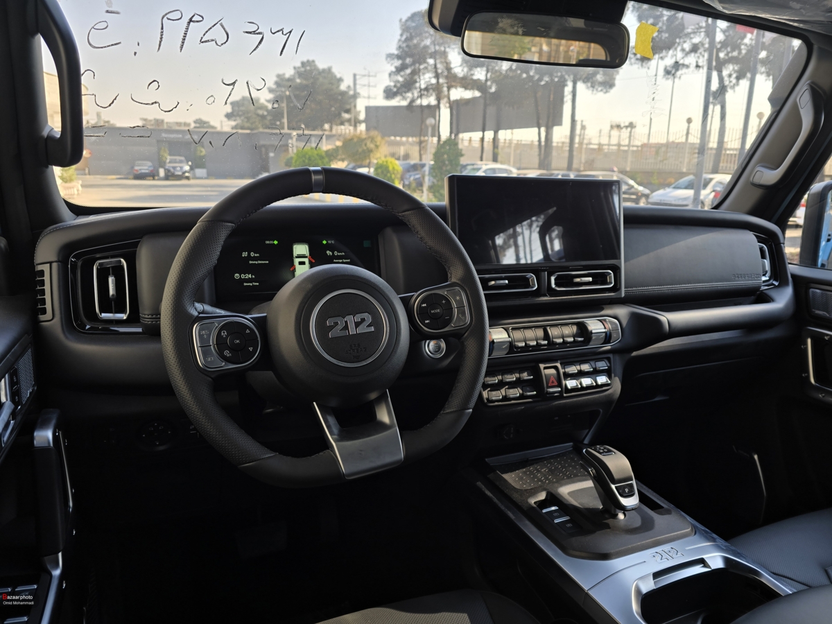 خودروی آفرود 212 T01 که در هر مسیر ناهمواری حرکت می کند طراحی کلاسیک و موتور مدرن