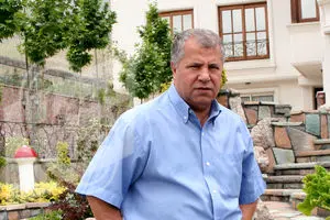 واکنش علی پروین به عکس علی دایی با خواننده آن طرف آبی