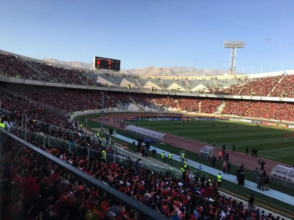 شعار جدایی هایکان مقابل محمدرضا آزادی پس از پایان بازی