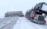 گیر کردن کامیون‌ها در برف و بوران شدید آمریکا
