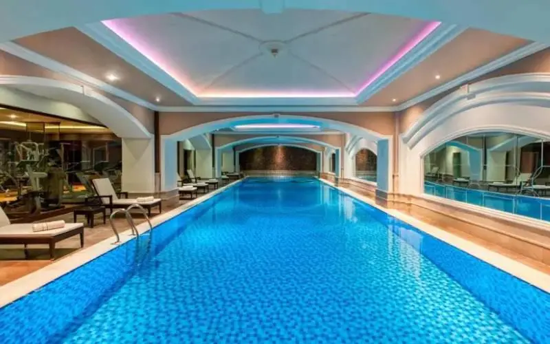 استخر شنا؛ یکی از امکانات هتل الیت ورلد وان