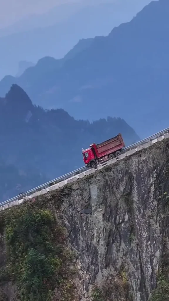 جاده کوهستانی نفس‌گیر در چین توجه‌ها رابه خود جلب کرد