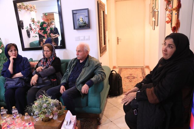 دیدار هنرمندان با فرزانه کابلی برای درد متقابل