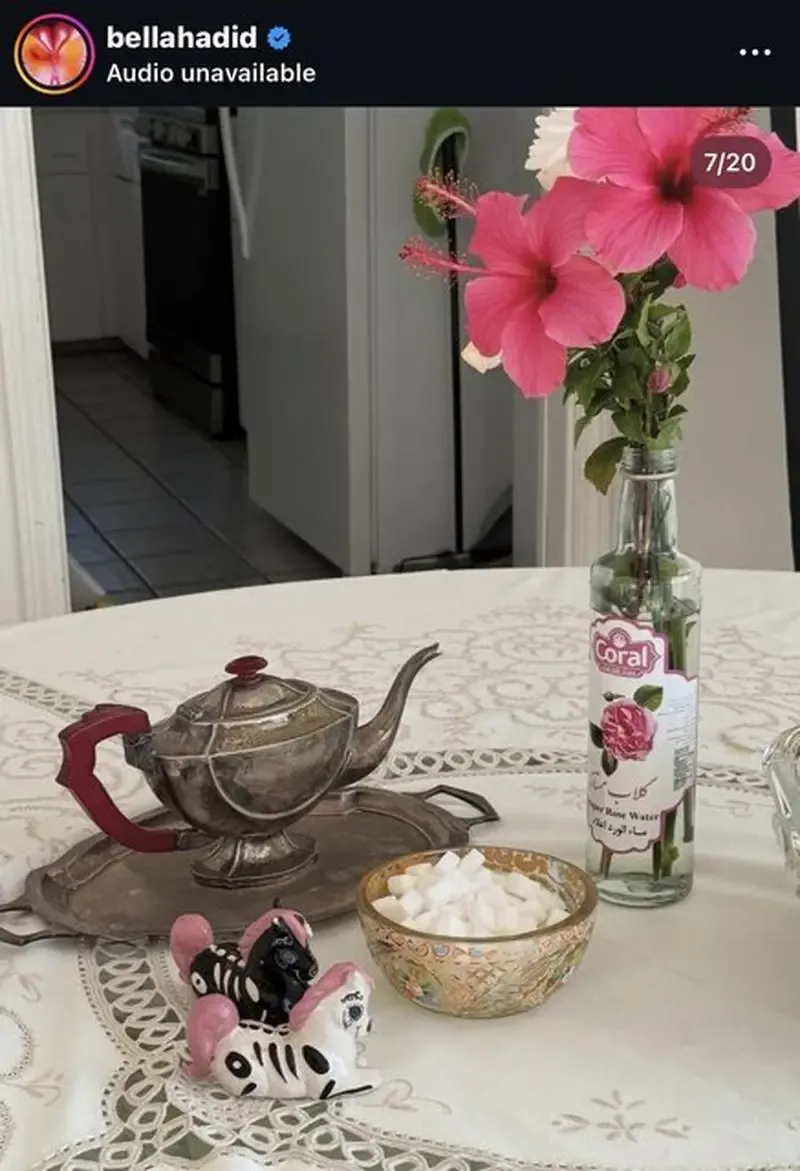 گلاب، فرش ایرانی و تخته نرد در خانه بلا حدید