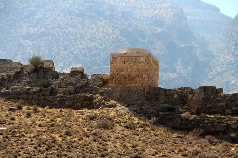 خرابکاری در مقبره جاماسب!