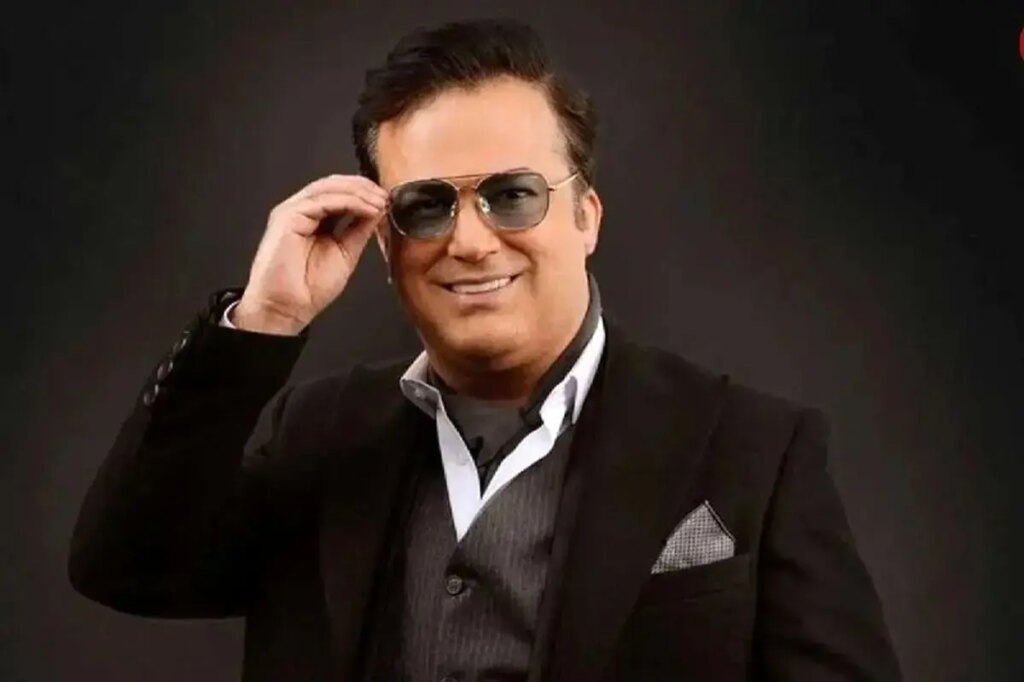 حامد عنقی در حال بوسیدن دستان مادرش در کنسرت/فیلم