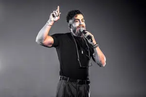 صحبتهای جنجالی و دلى معین زندی در کنسرتش/ ویدئو