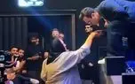 بوسه حامد آهنگی بر دستان مادرش در کنسرت