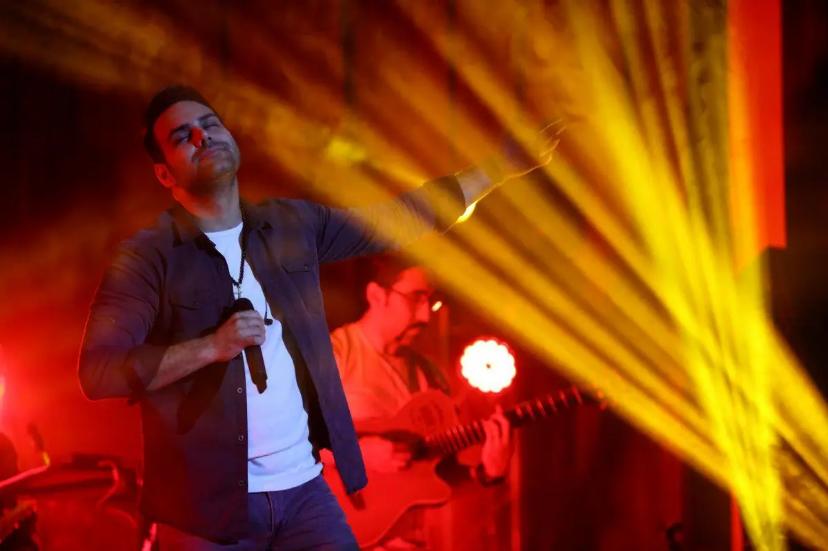 خواستگاری متفاوت سیامک عباسی از دختری در کنسرت/فیلم