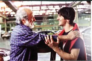 امین حیایی در آغوش بازیگر مطرح قبل انقلاب گریه کرد/ ویدئو