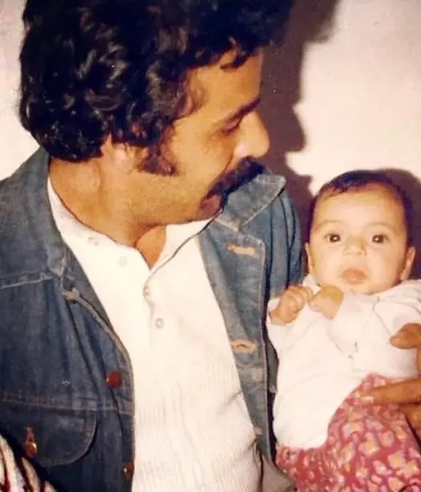 نوزاد رویا میرعلمی در آغوش پدرش 1