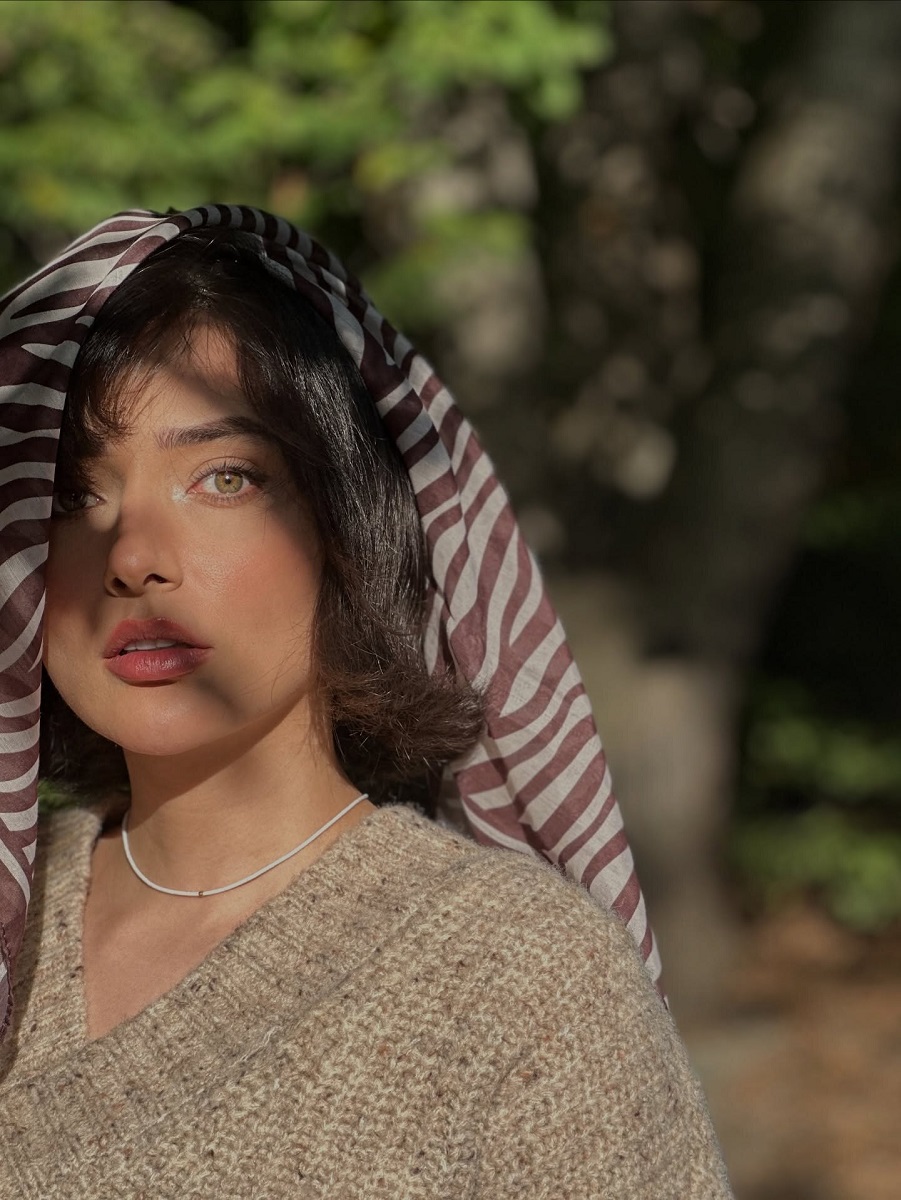 استایل پاییزی نورا محقق با پلیور ۱