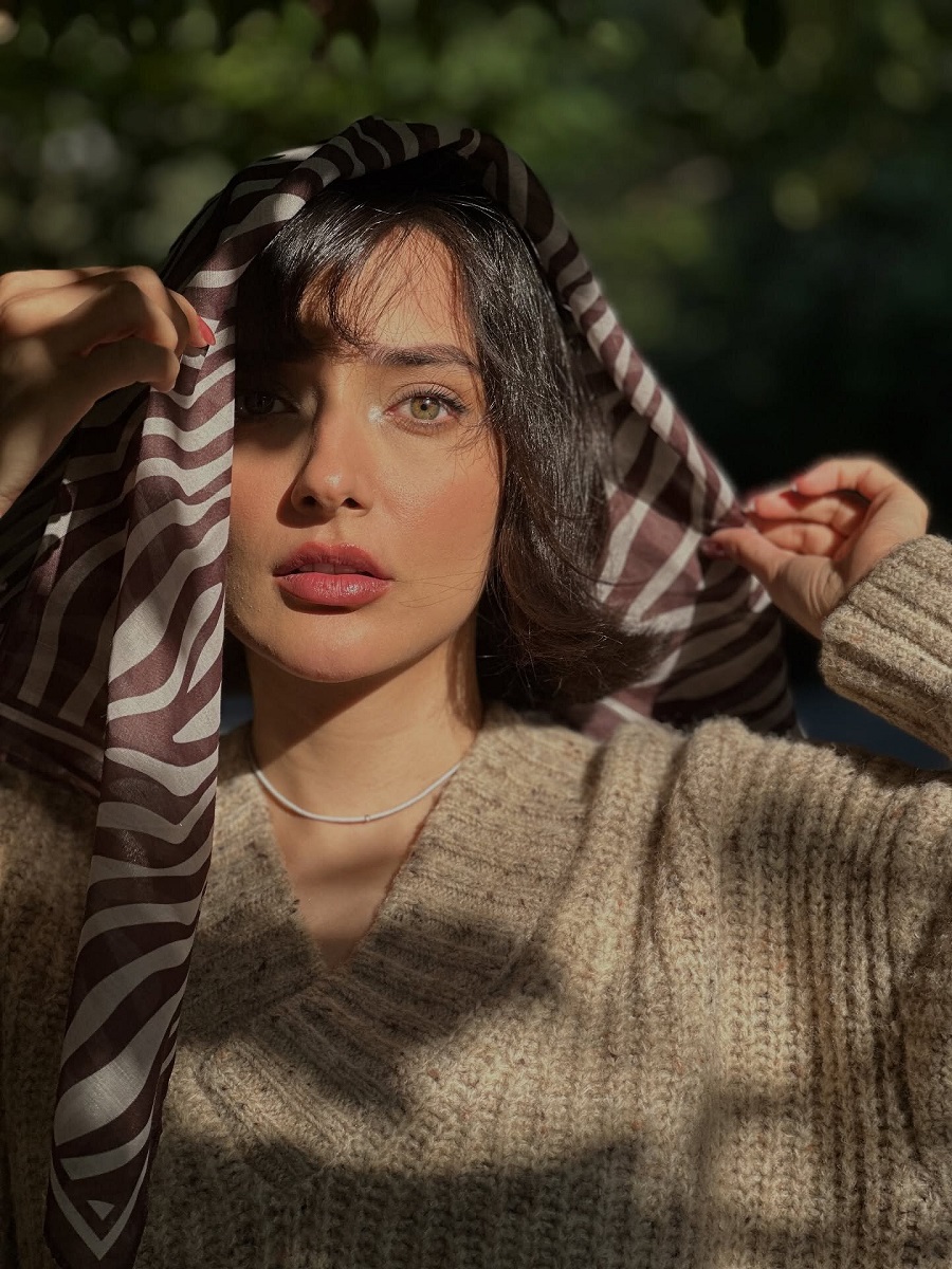 استایل پاییزی نورا محقق با پلیور 3