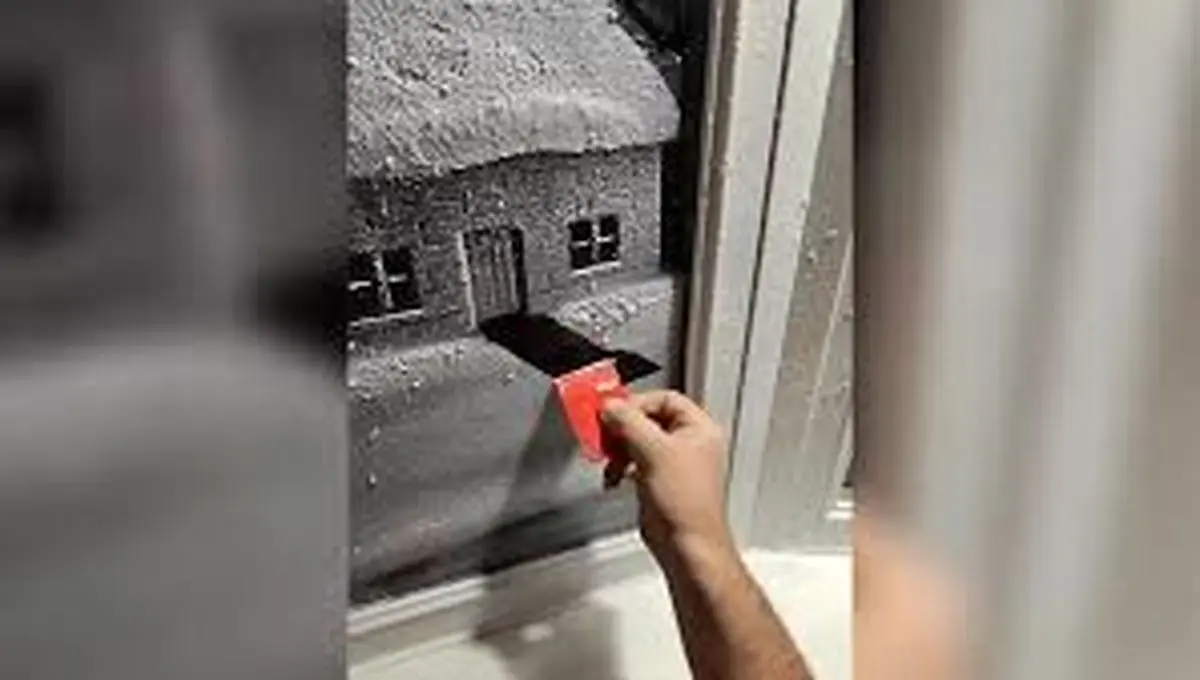 هنرمند بریتانیایی با اسپری برف پنجره ها را رنگ می کند/فیلم