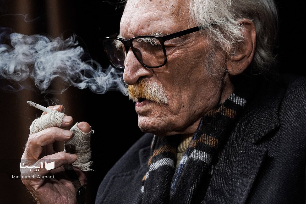                                                                                                                         عکس متفاوت محمود دولت آبادی در شب یلدا                      