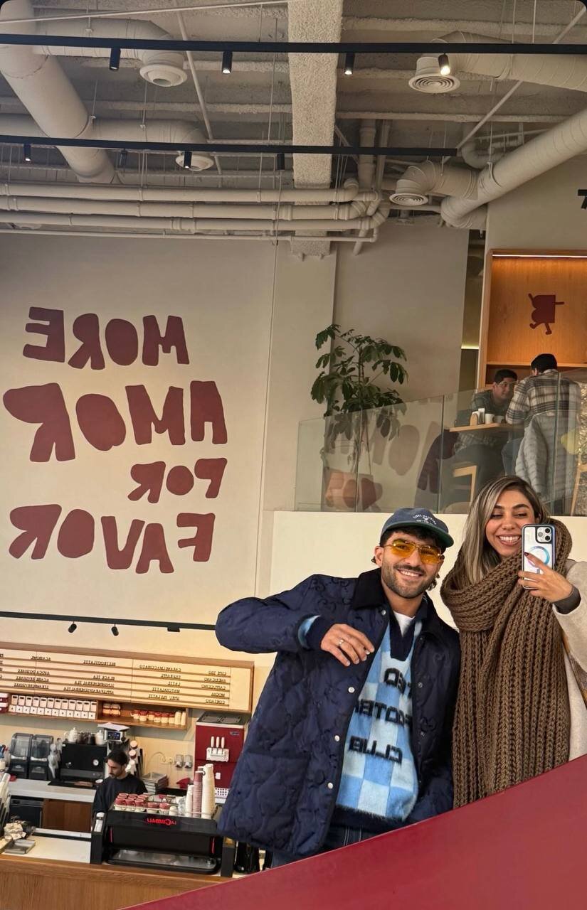 عکس سفر عابدزاده و خواهرش به تهران در تعطیلات